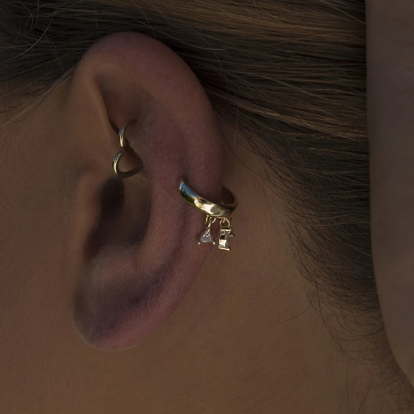 Ear cuff de plata bañada en oro con circonitas colgando