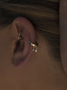 Ear cuff de plata bañada en oro con circonitas colgando