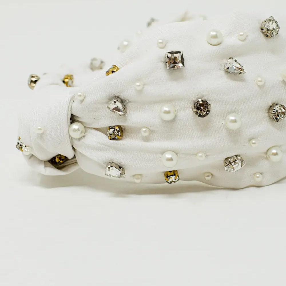 Diadema blanca con perlas y strass para novia